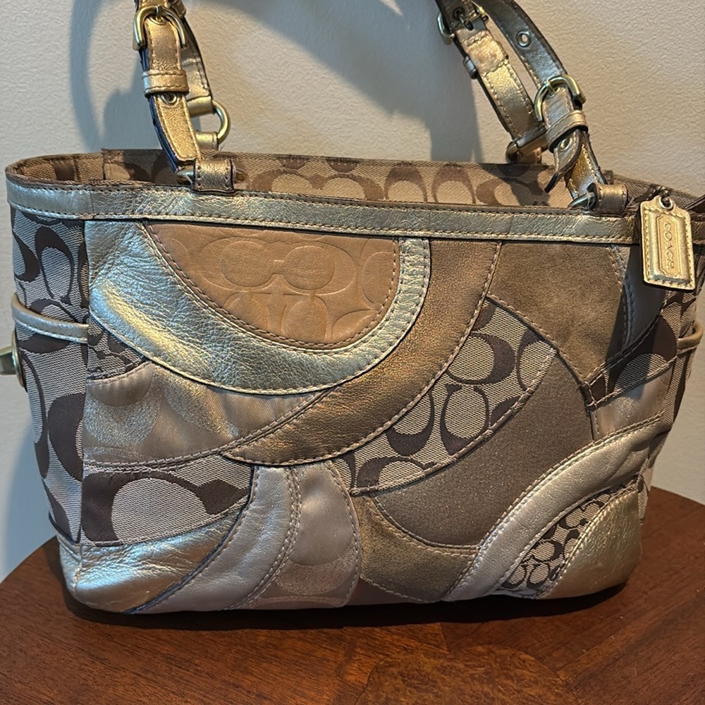 Coach Vintage Patchwork shoulder bag gold metallic leathers & monogram canvas - Picture 6 of 17